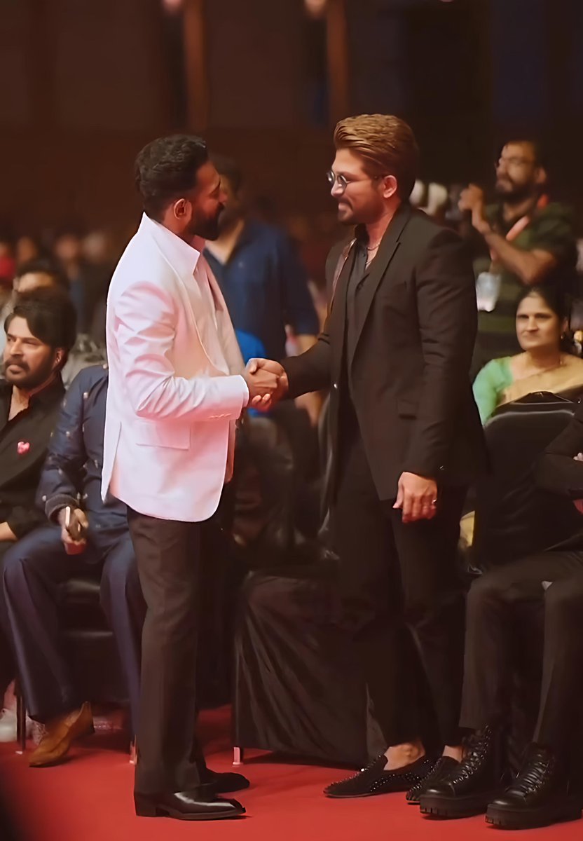 ASOKERALA's tweet photo. • @YoursAsifAli meets @AlluArjun after a long gap ♥️

Two heartthrobs who ruled the hearts of Kerala’s youth in the 2010s 🔥✨

#AA22xA6 #AA22 #TikiTaka https://t.co/6XQ3mtklpr