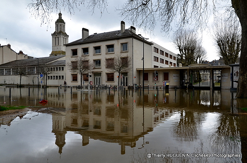 Cliches49's tweet image. 🛶 Angers-sur-Mer : Quand la Maine s’invite au centre-ville !
On ne va pas se mentir, on a tous déjà rêvé d’avoir une vue sur l'eau... mais peut-être pas directement sur le paillasson ! 🌊
#angers #inondations #maineetloire #anjou #lamaineencrue #angersmaville #météo #crues2026