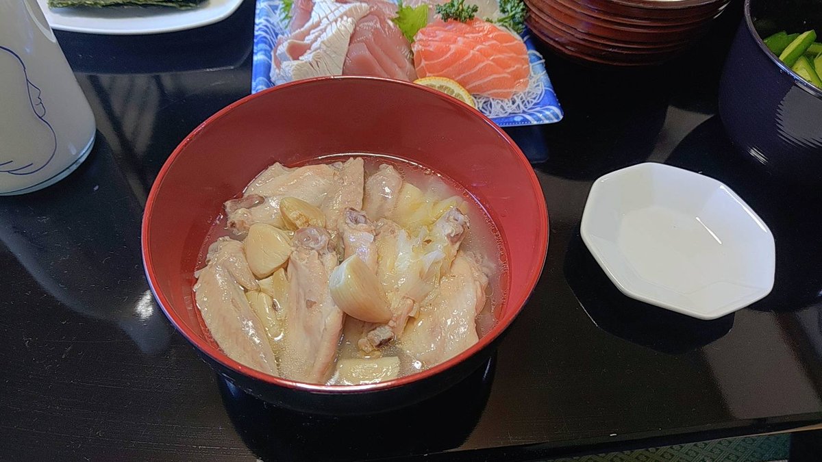 M1SaRaG1's tweet photo. 先日の宅飲みした際のおつまみ集

手羽先とニンニクのスープ
刺身
きゅうりの浅漬け（柚子胡椒風味）
マグロとアボカドの納豆和え

#ゆいめろぐ https://t.co/6vpjw5uDsj