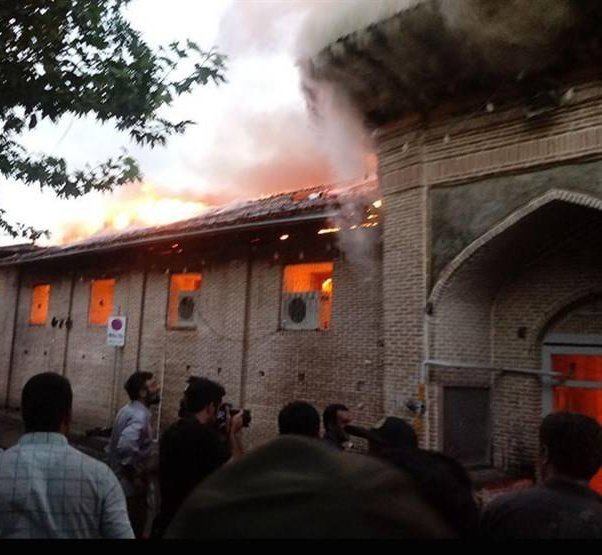 yas_8676's tweet photo. ی چیزی در گوشی بگم هزار اندی سال ی نسلی بودند قرآن سر نیزه کردند کمتر از ی قرن پیش جوانان مردم و مساجد و مراسمات مذهبی را تبدیل به قتل گاه کردند و حالا باز #وحوش_پهلوی دیگری از این نسل که میخواستند نبش قبر امام کند خواستم بگم این ماجرا ها هست تمومی نداره ولی اینکه کدوم وری مهمه؟ https://t.co/WYPOpdBF9c