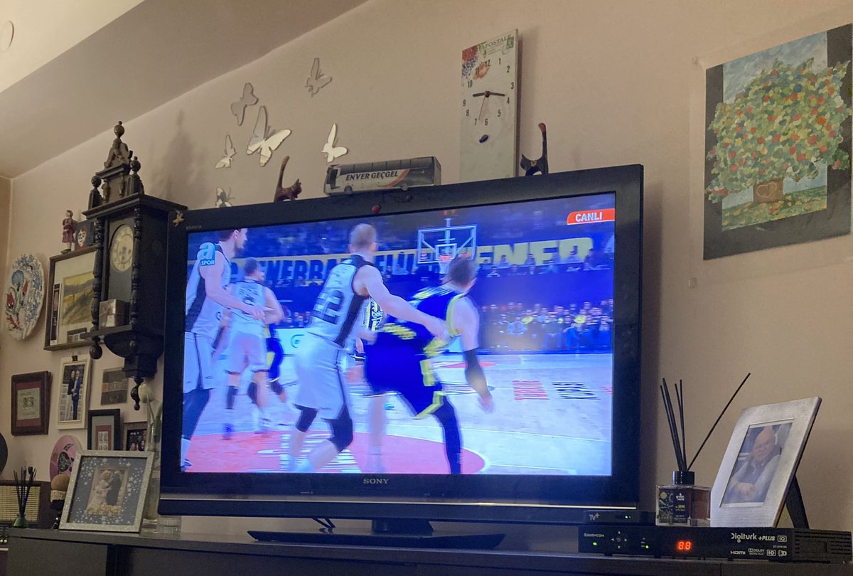 FB &amp; BJK finali…

hakemler berbat…
maçı anlatan  çok itici
yorumlayan hep eyyamcı

bizim beşiktaş yine akılsız

fb; hakkıyla büyük takım…