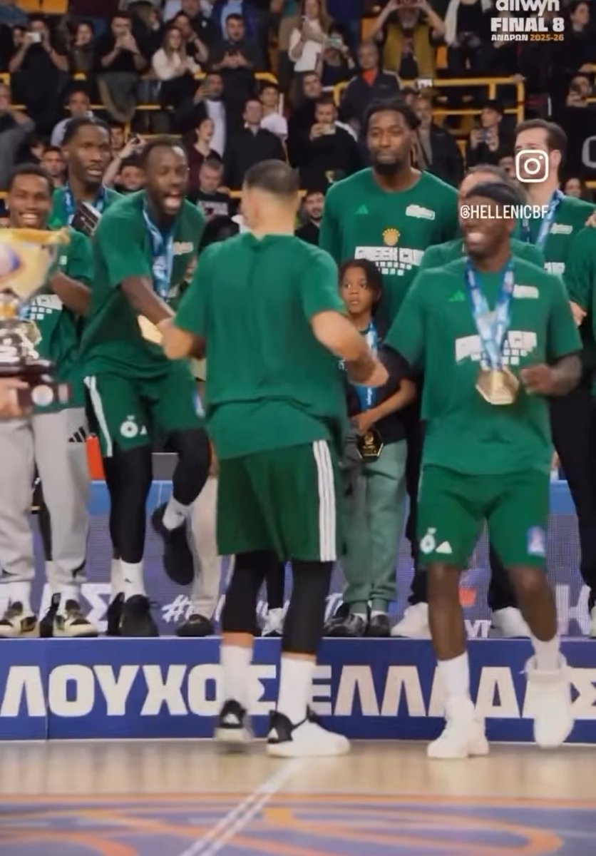 Για πολύ καιρό είχα την αίσθηση ότι ο Κώστας Σλούκας ήταν «απλά» ο ηγέτης του #paobc στο γήπεδο λόγω του ατομικού του ταλέντου. Χθες, με δύο κινήσεις του επιβεβαίωσε ότι είναι ο φυσικός του ΗΓΕΤΗΣ μέσα - έξω από το γήπεδο και τιμάει το legacy των Διαμαντίδη/Αλβέρτη.

RESPECT 🫡