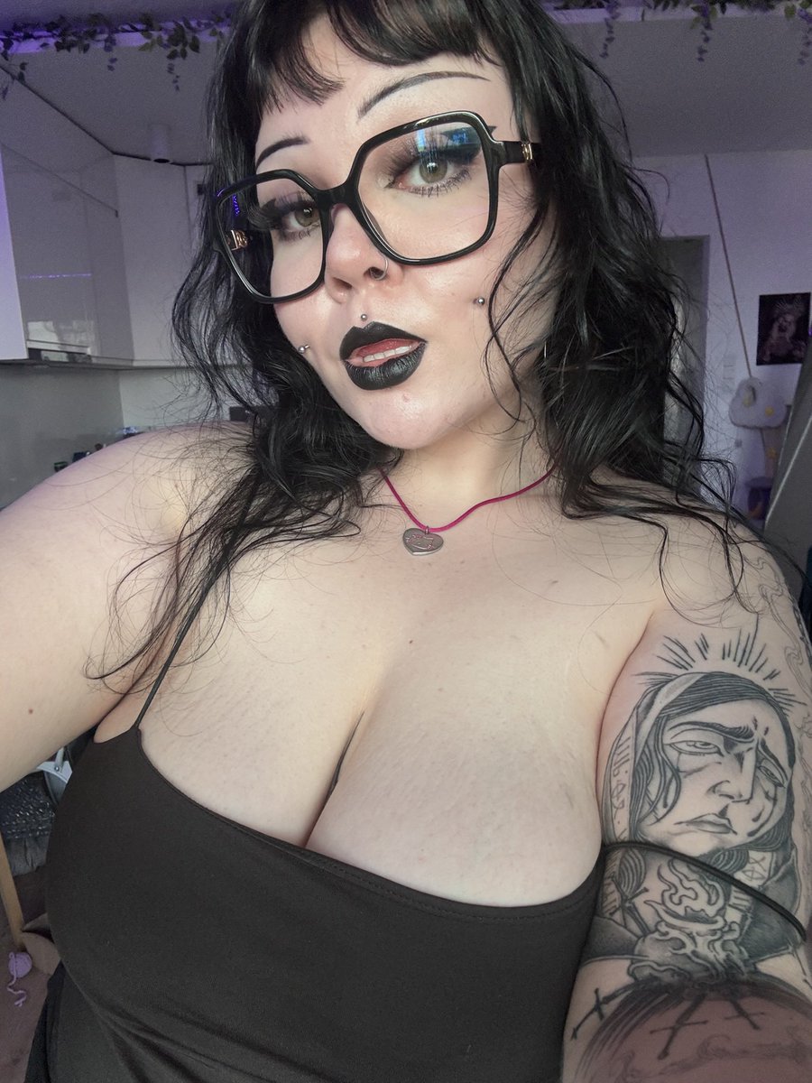 you need a goth gf 🖤