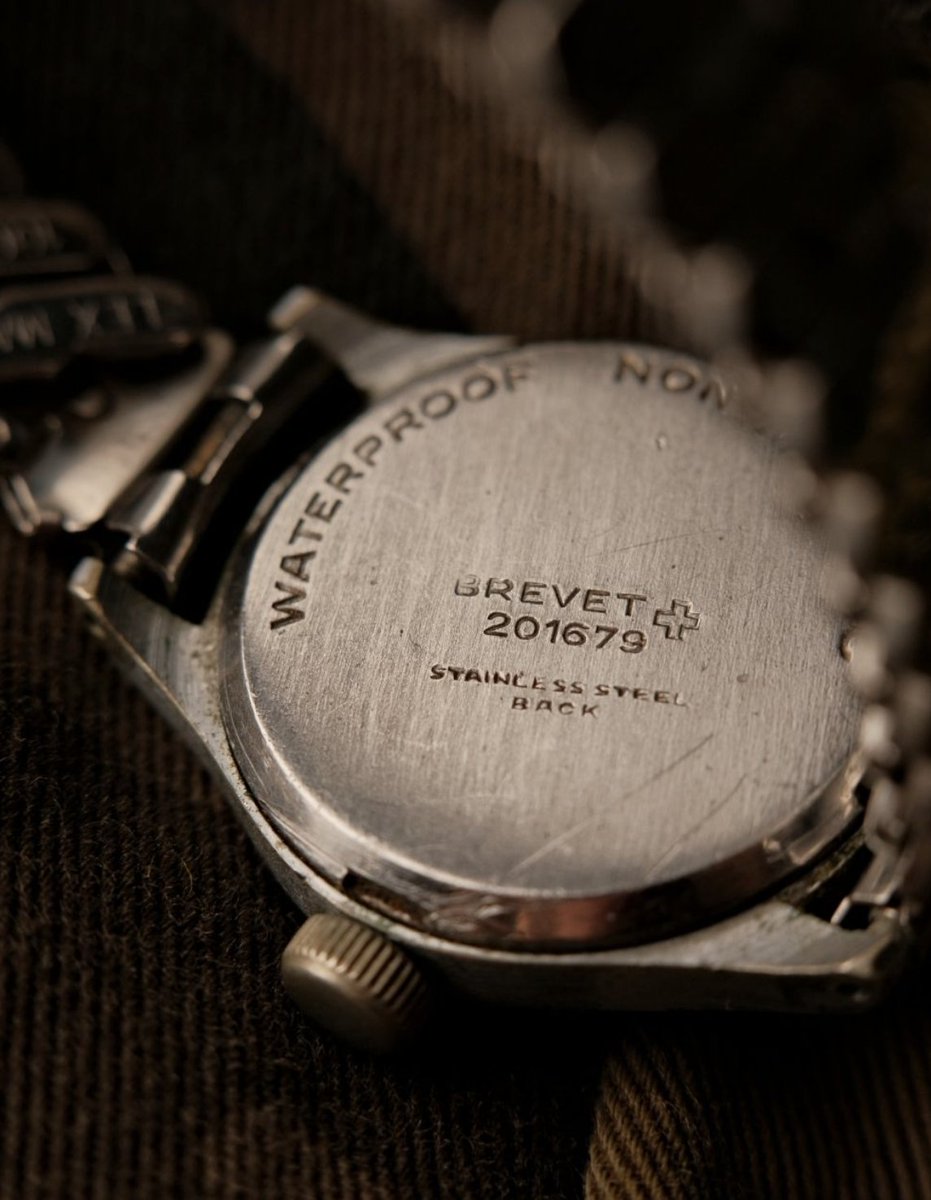 johnthompsoniv's tweet photo. A beautiful, 26mm white dial Marathon watch was found recently by a collector named Ryan George (ryngrg on IG).

It’s a manual wind “Antimagnetic”. Still runs.

Marathon should do a reissue on the model. https://t.co/v0tC5CcP5L