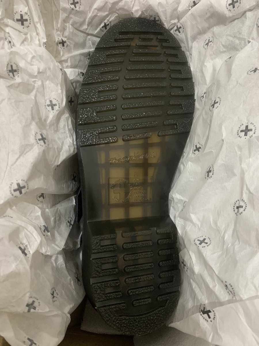 dinanuneno's tweet photo. @txtdarionlshop [WTS] Dr. Martens Adrian T Bar Unisex Loafers - Black, size 39 EU, BNIB (brand new in box)

Price 2.2 https://t.co/RZRSt2AcSy