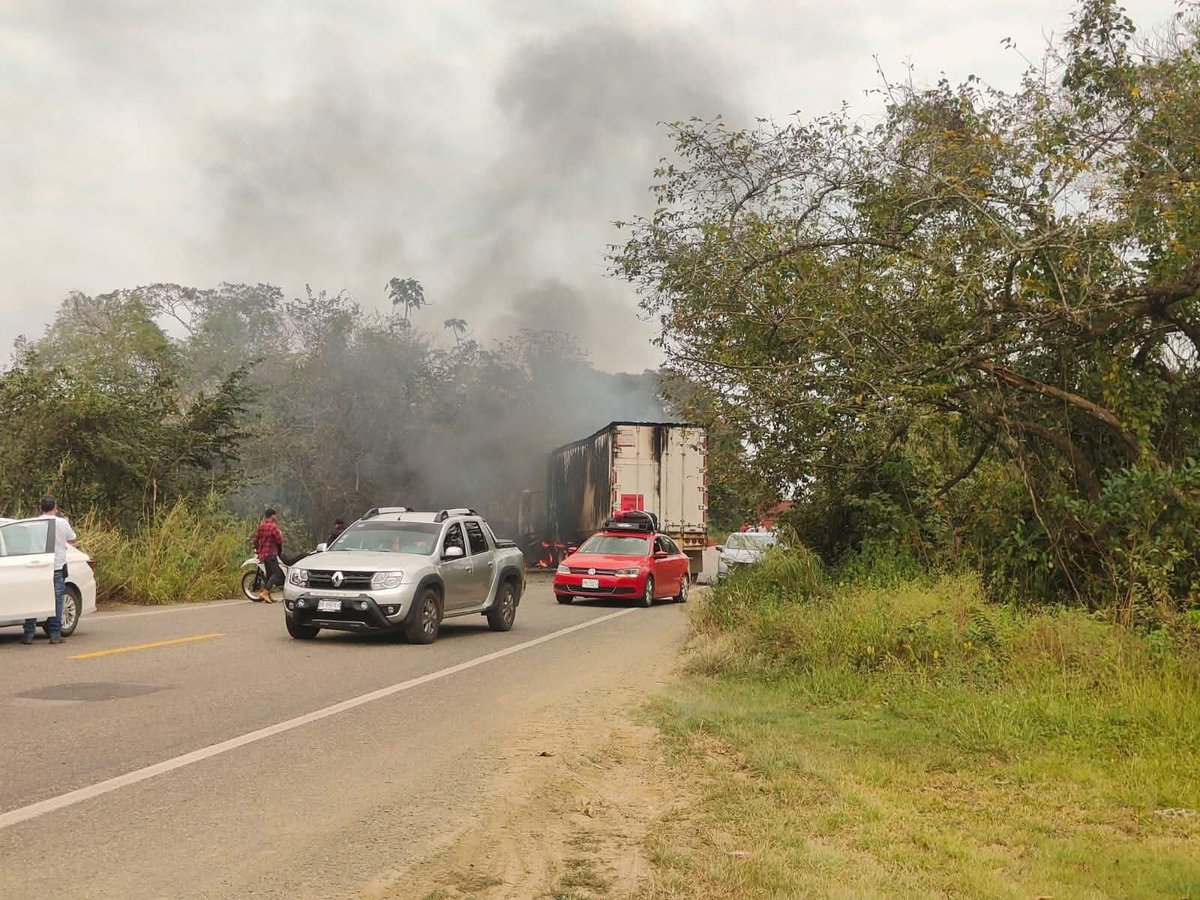 EdwinMComunica's tweet photo. #AlMomento #Donají
Reportan el incendio de un trailer en carretera transistmica, a la altura del entronque a el Triunfo, tramo Sayula-Palomares. Extreme precaución ⚠️ #EdwinMenesesComunica https://t.co/bTQ9zcbu6B