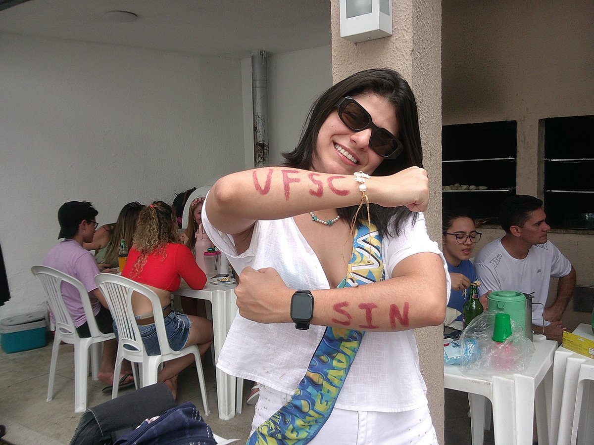 apistudies's tweet photo. Amanda, muita gente vai dizer que você não deve se abrir pra amizades e relacionamentos no cursinho e é muito importante que você não escute isso!
Muita gente sente que a vida parou nesse período porque não se permite sentir e viver, mas as pessoas que vc vai conhecer são as que vão fazer tudo valer a pena.