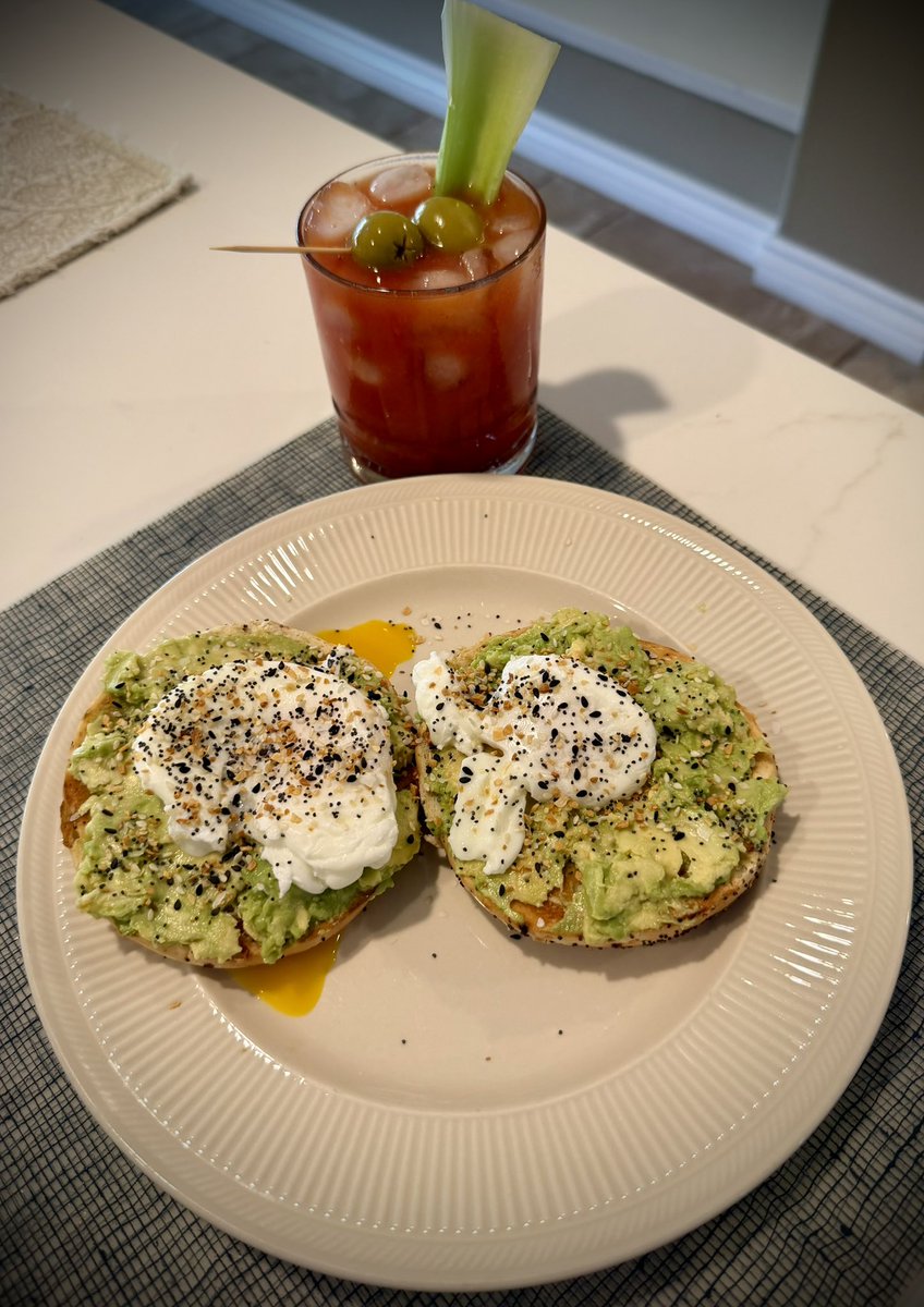 mlzema's tweet image. #TwitterSupperClub
#SundayBrunch!

Everything Bagel w/Guacamole, Poached Egg &amp;amp; “Everything But The Bagel” Seasoning 
Bloody Mary