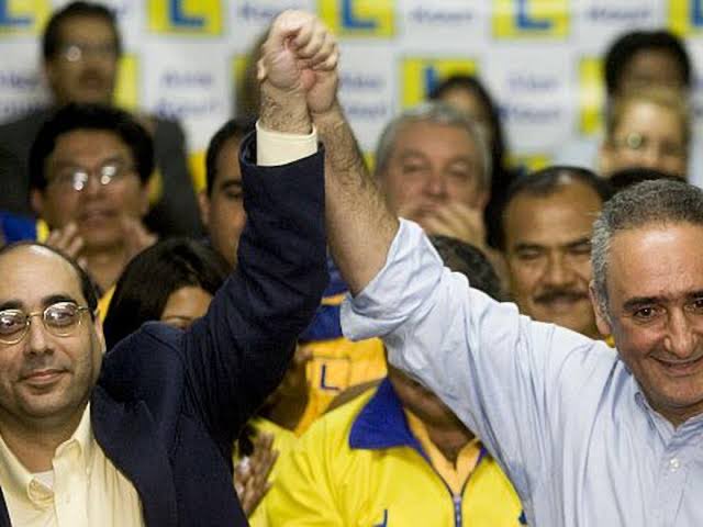 Agrego esta foto que también te representa. Corrupto de mierda