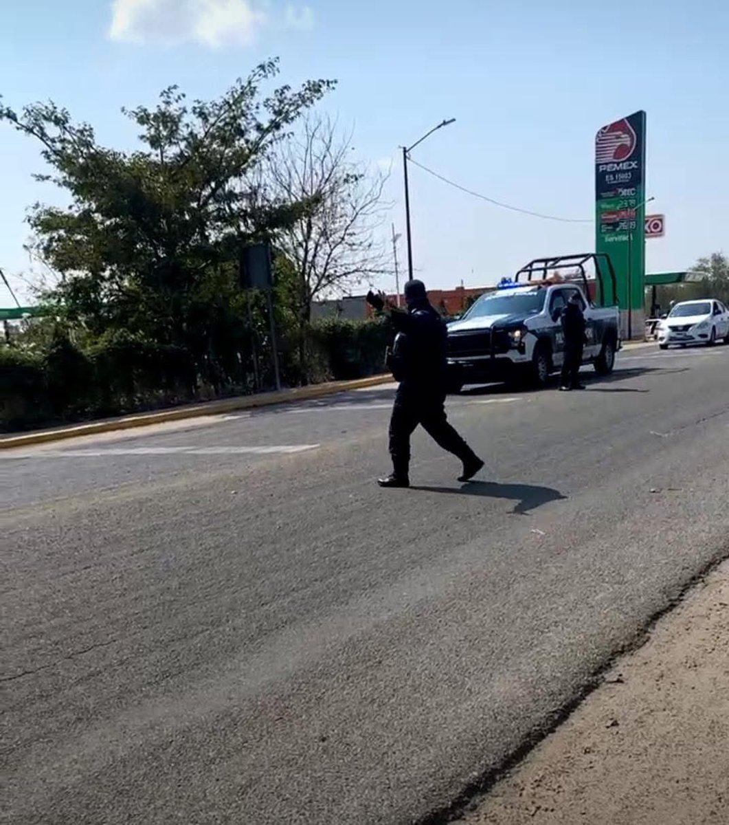 EdwinMComunica's tweet photo. #Juchitán Sujetos armados intentan arrebatar unidad de taxi pero el conductor se defiende y resulta baleado.

Los hechos sobre carretera federal a la altura de la gasolinera Los pinos en Juchitán Oaxaca. #EdwinMenesesComunica https://t.co/k7Npyn1VK9