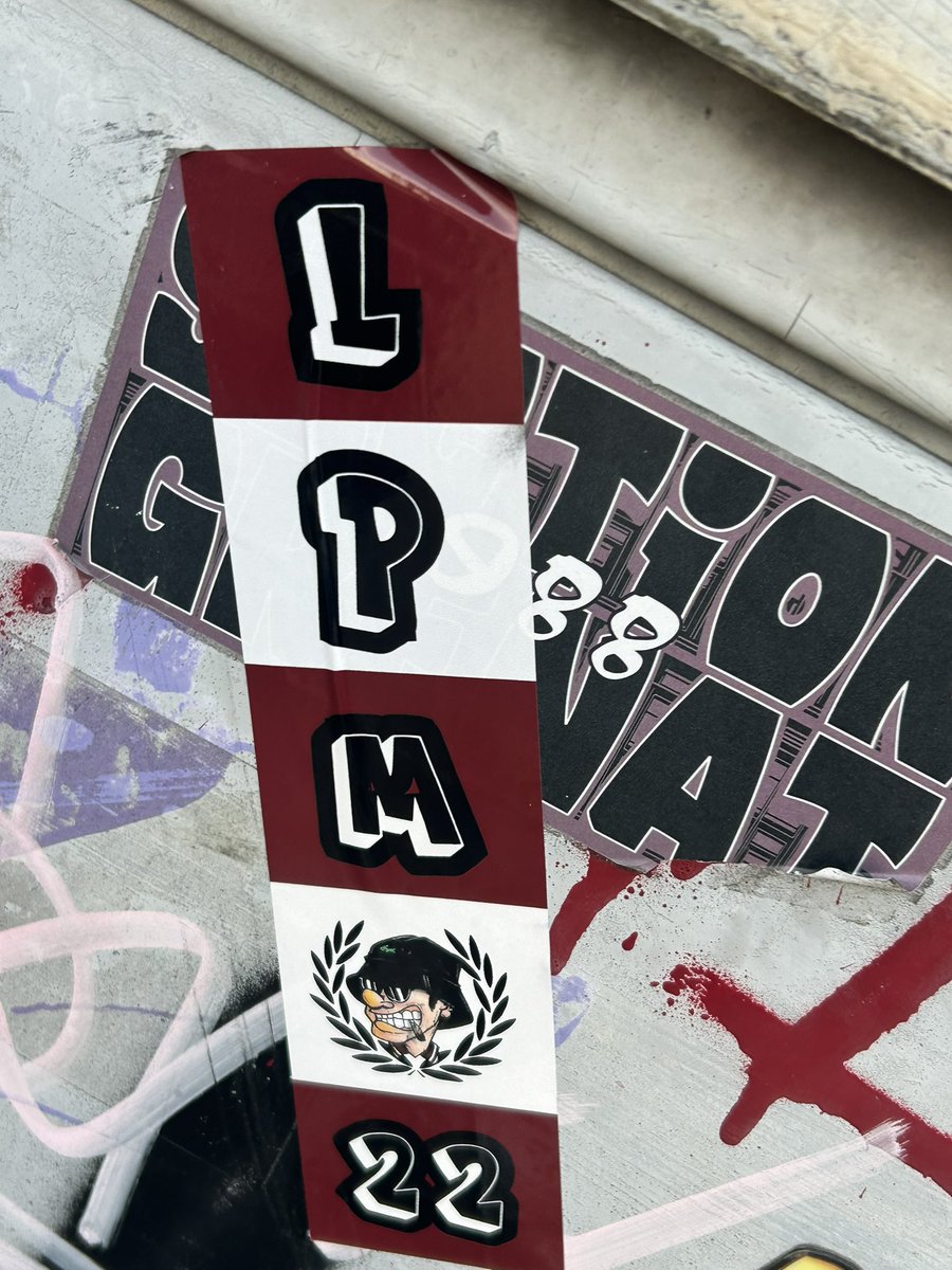 UnJourDeuxStick's tweet image. Surstick LPM22 (Les Plus Malins) sur Section Grenat 1988. Deux groupes du Servette FC, en conflit. 🇱🇻

#LPM #LPM22 #SG88 #SectionGrenat #ServetteFC #Ultras #sticks

📍Lancy, GE (🇨🇭)