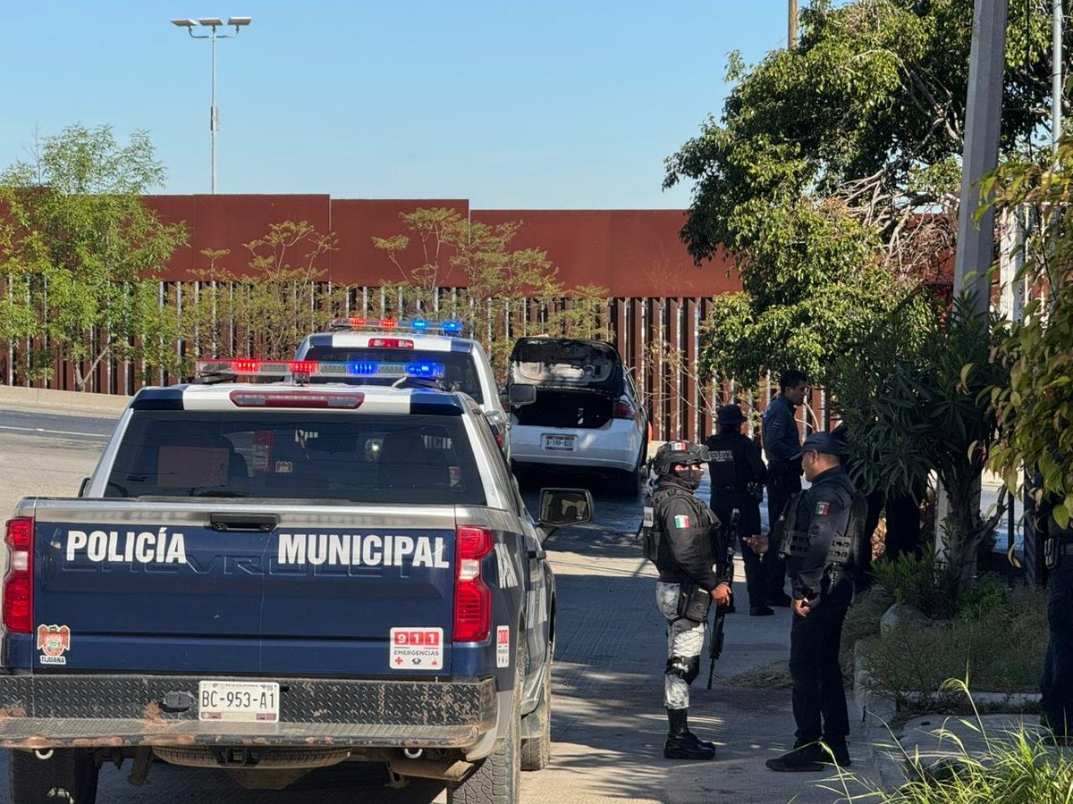 ÚLTIMA HORA: INCENDIAN AUTOS EN BAJA CALIFORNIA👇

Un taxi libre se incendió sobre la Avenida Internacional a la altura de El Soler en dirección hacia Zona Centro de #Tijuana

Autoridades ya se encuentran en el lugar.