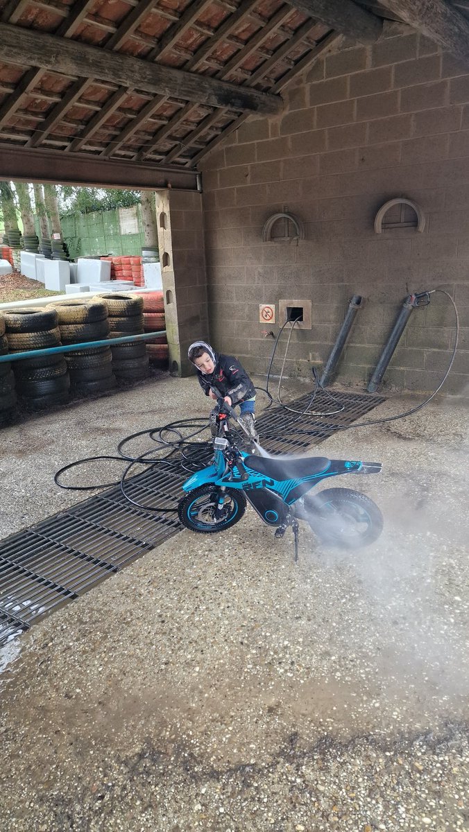 Bon.
Ben le gamin, du haut de ses 5 ans et demi là, il commence à être sérieusement serieux en cross avec sa petite brêle électrique (qui est vraiment balèze aussi d'ailleurs)