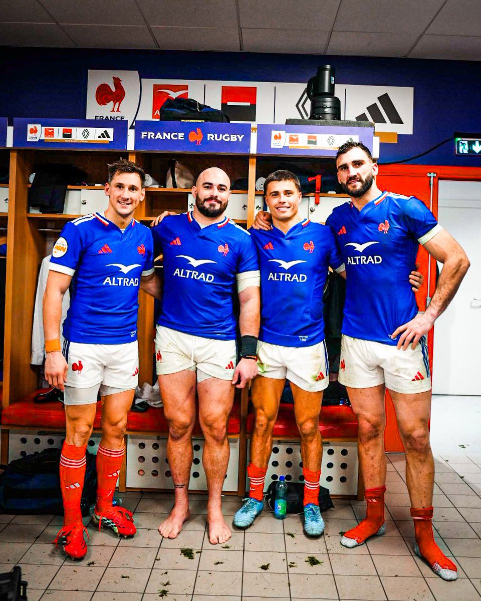 RCTofficiel's tweet photo. Photo de famille après cette belle victoire face à l’Italie 😍

Félicitations à Gaël Dréan pour cette première sélection en Bleus et ce premier essai 👏❤️🖤

📸 @FranceRugby https://t.co/bkYykyFkzi