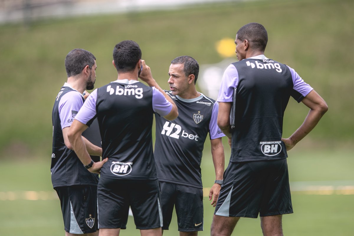 🐔✖️🐰 PROVÁVEL ATLÉTICO! 

📋 A tendência é de repetição do time que venceu o Itabirito por 7x2.

🎙️ O provável Atlético tem: Everson; Natanael, Vitor Hugo, Ruan Tressoldi e Renan Lodi; Maycon, Alan Franco, Victor Hugo e Gustavo Scarpa; Dudu e Hulk.

✍🏻 O volante Tomás Pérez foi