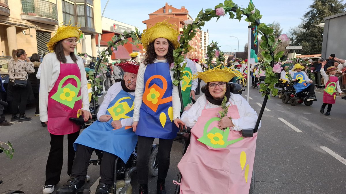 ¡Ya se acerca la primavera! Y con estos coloridos disfraces acudimos al Desfile de Piñata en #Astorga con residentes de nuestro Centro Cinco Llagas, vestidos de jardineros 🌻