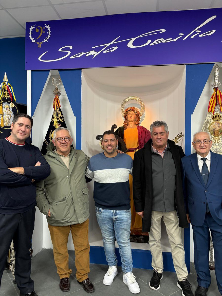 Durante la cena de despedida de los compañeros de la A.M.Nuestra Señora de las Nieves y de la mano de nuestro amigo Antonio Amodeo,tuvimos la visita de Juan Ramírez quien,durante más de 40 años,fuera director de <a href="/AgrupacionVR/">Virgen de los Reyes</a> .¡Gracias por acompañarnos!
#LaIlusiónContinúa💙🤍