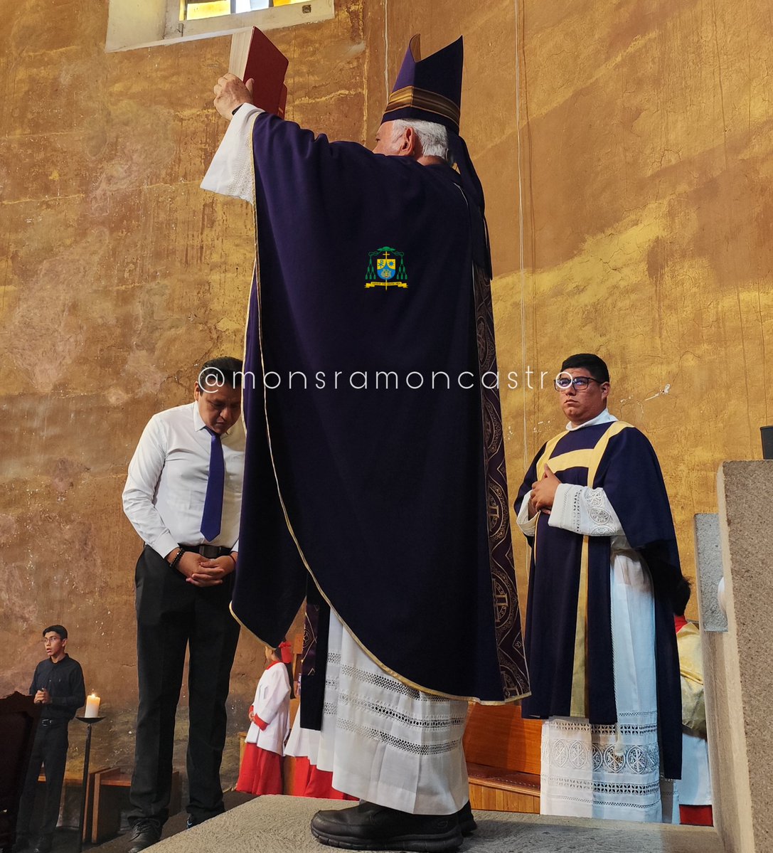 La Cuaresma es tiempo para volver al centro, para recuperar el corazón.
¿Cuál es la raíz del pecado? Comienza cuando el ser humano duda del Amor de Dios. El mal se presenta como algo atractivo, "necesario", nos erociona el corazón. Reconocer el pecado nos pone el corazón de Dios.