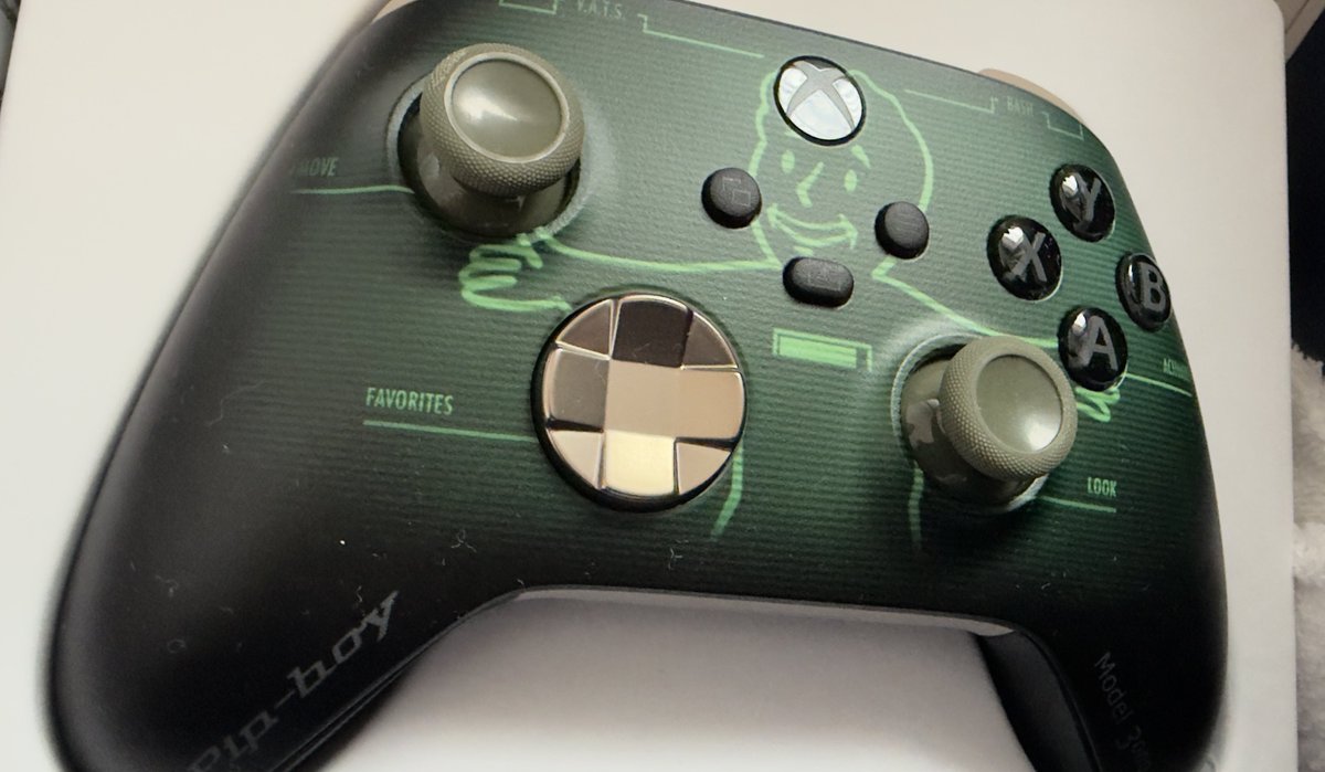 PtitBibi300's tweet image. OKI DOKI ! Je reçois rarement des goodies mais là j’ai eu une petite surprise sur l’univers Fallout avec un peignoir qui me va à ravir (et la manette est 👍 ) ! Merci beaucoup 😊  #gifted #fallout #goodies @DayOneMPM 

Une dernière photo sur insta : instagram.com/ptitbibi300
