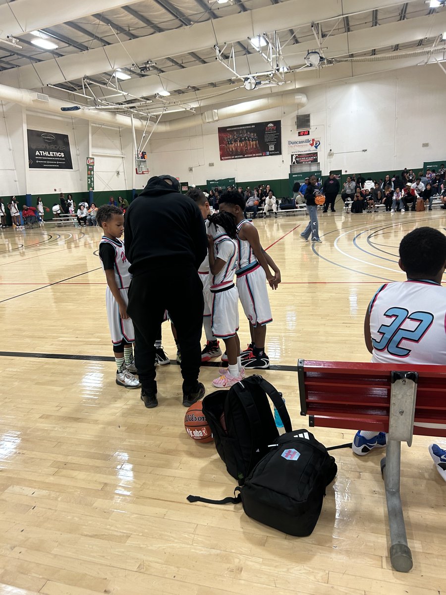 playmaker088's tweet photo. He’s back Coach Brandon has new group of young players that he’s putting in the spotlight Hype Sports 2nd Graders and same results a win 32-17 https://t.co/suSgsThGSx