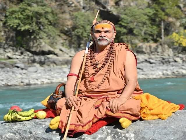 “अनुमान था कि प्रहार होगा, लेकिन इतना नीच प्रहार होगा इसकी कल्पना नहीं थी। यह भी देखा जा रहा है कि लोग कितनी नीचता पर जा सकते हैं। धर्म युद्ध शुरू हो चुका है, बम-गोला सामने से आ रहा है।” इस पूरे घटनाक्रम के बाद धार्मिक और राजनीतिक हलकों में हलचल तेज हो गई है। #YogiAdityanath