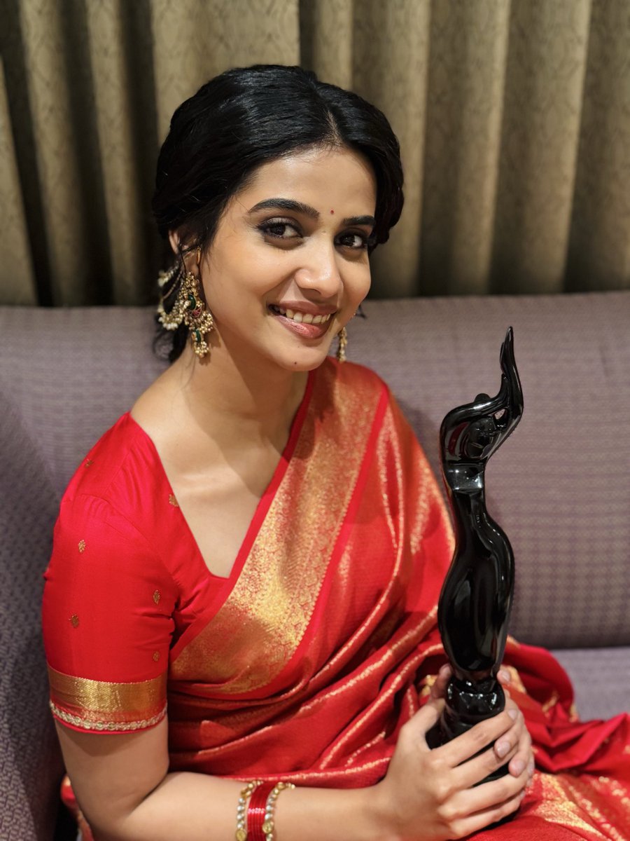 srigouripriya's tweet photo. First FILMFARE for my first film in Tamil, Lover!🥹🥹
This is truly special!! Feeling ecstatic and extremely grateful!🙏🏼✨❤️
Thank you God, amma, universe, team Lover, and each and everyone who rooted for and supported me! ✨🥰 https://t.co/RsiRvazmyI