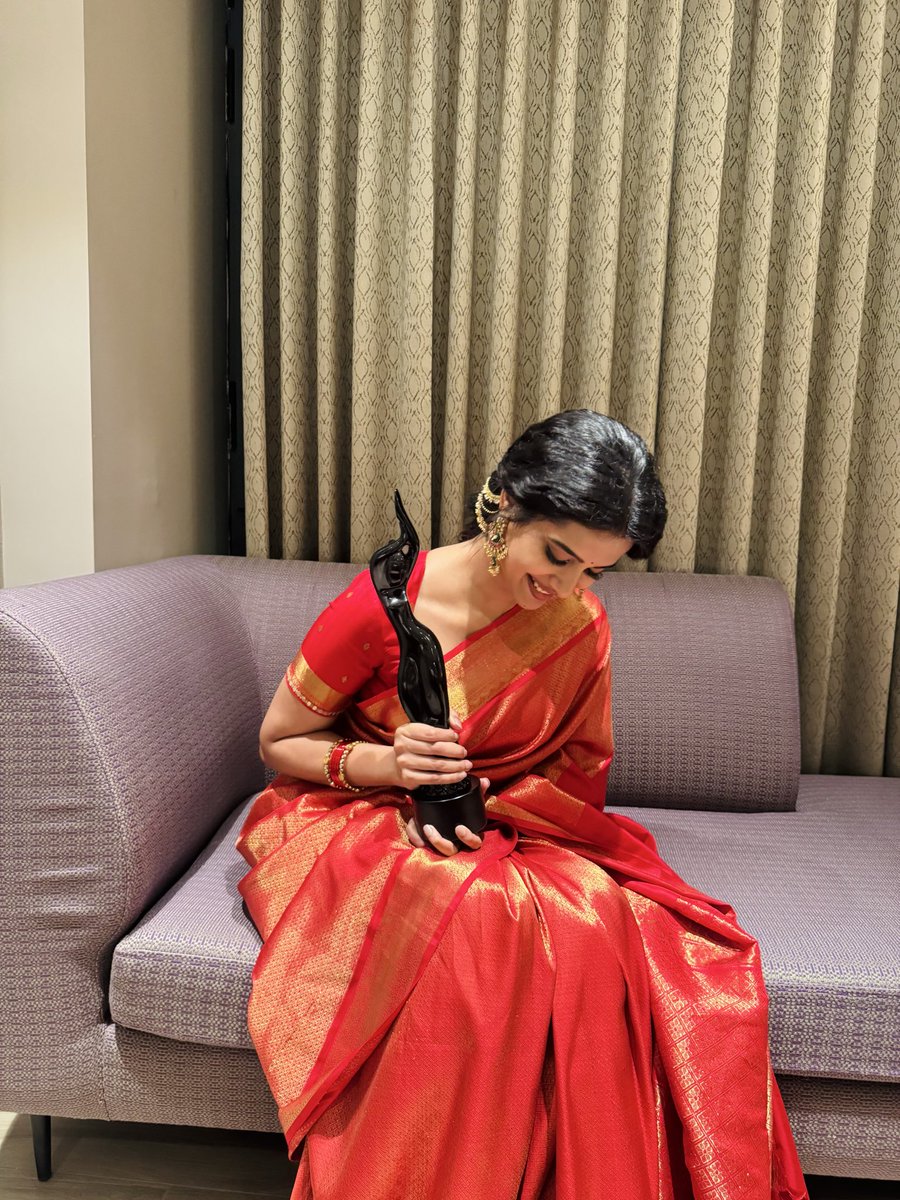srigouripriya's tweet photo. First FILMFARE for my first film in Tamil, Lover!🥹🥹
This is truly special!! Feeling ecstatic and extremely grateful!🙏🏼✨❤️
Thank you God, amma, universe, team Lover, and each and everyone who rooted for and supported me! ✨🥰 https://t.co/RsiRvazmyI