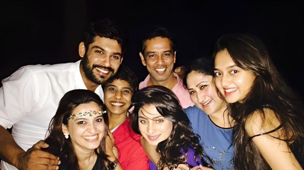 Feb 21 diary.

At Society Interiors Design Awards 2015.
and Smita Bansal's birthday party.

#SidharthShukla  #SidHearts