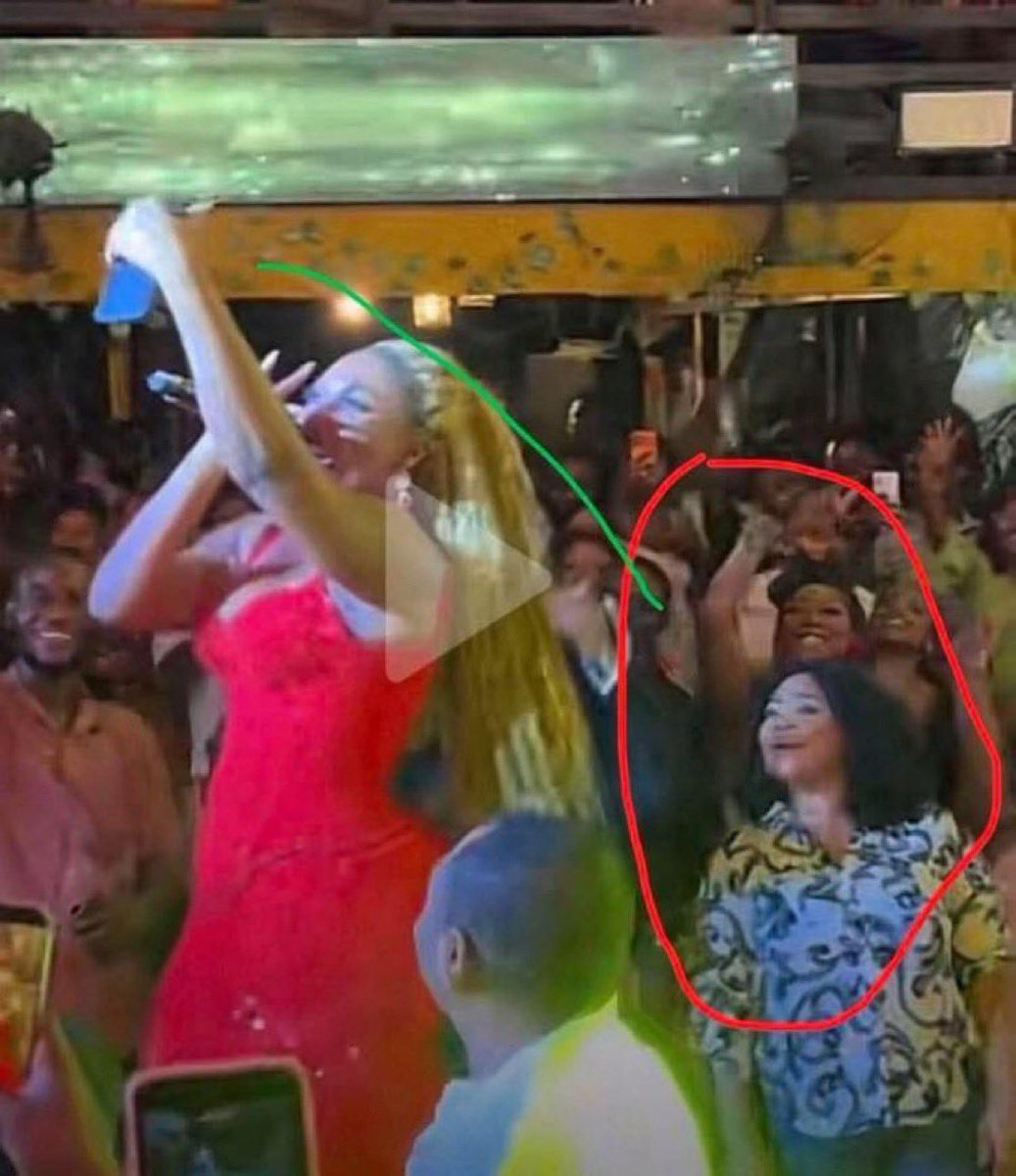 realnorbertgh's tweet image. .@shattawalegh , you see that one neck with plenty mix powder with cassava dough water on her face at the back there… she was trying and pulling her neck from her shoulder so hard to see your face in the video call🤣😂😂😂She looks like she woke up from 1844 grave🤣#InterfaceEp