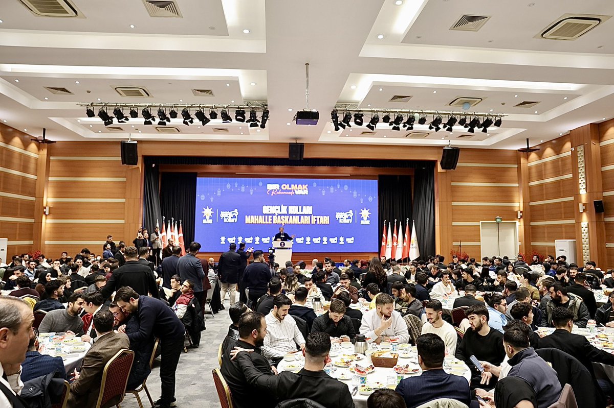 Büyük bir dava ailesinin mensubu olmanın onuruyla, mahalle başkanlarımızla aynı sofrada buluştuk. 🌙
AK Parti Genel Başkan Yardımcımız <a href="/mustafademir/">Mustafa Demir 🇹🇷</a> , Önceki Dönem İçişleri Bakanımız ve İstanbul Milletvekilimiz <a href="/suleymansoylu/">Süleyman Soylu</a> , Gençlik Kolları Genel Başkan Yardımcımız