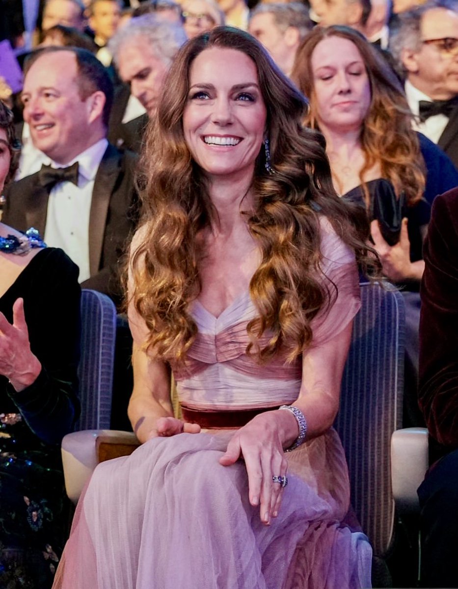 Honestly this woman is truly the Queen we deserve. She has always been so loyal and definitely brave. Not to mention her beauty 😍 Just like Queen Elizabeth ll she has the most calming aura, a perfect lady I cannot wait to see her crowned.