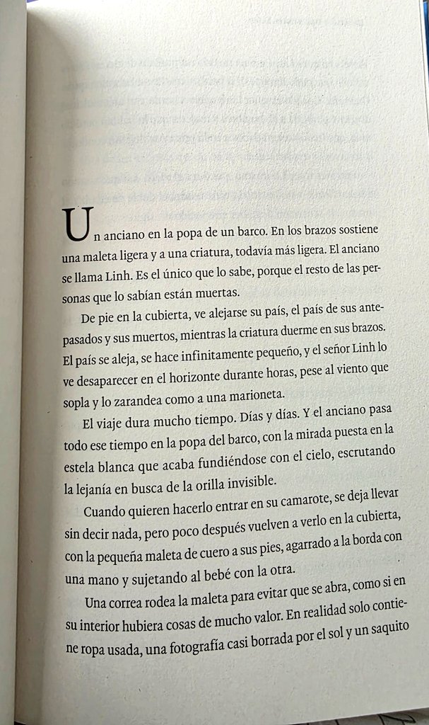 Linnacha's tweet photo. Un abuelo que debe emigrar con su nieta en brazos como único equipaje llega a un país que nunca ha pisado y cuyo idioma desconoce; logra, con gestos amables, hacer una amistad que le da ánimo para continuar, para luchar por su nietecita. "La nieta del señor Linh" es esa historia que te sensibilizará sobre el dolor de la guerra, la soledad y el abandono. Se trata de un relato corto, que te lleva de la mano del señor Linh y te permite acompañarlo en esa búsqueda de entender el gran cambio de su vida.
Muy recomendado para este #DomingoDeLectura