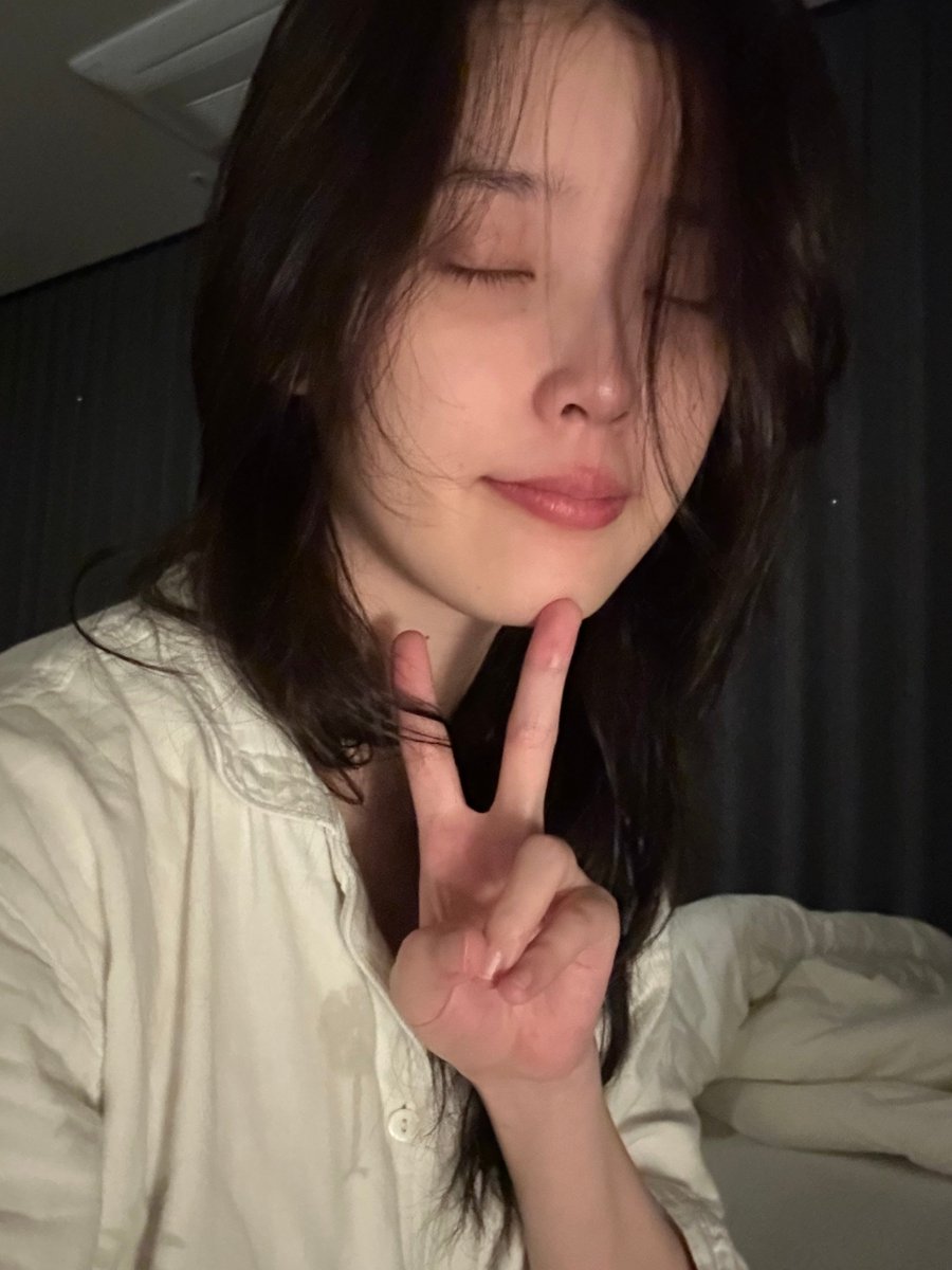 IUberriz's tweet photo. 1118. 250919
👸🏻 우리 이제 17년 하고도 하루다! 
난 오늘 긴긴 하루였어요  
해도 많이 받아서 왠지 숙면할 것 같아! 
17주년 기념해서 우리 유애나가 Love wins all 뮤비 1억뷰 만들어준 거야? 
진짜 낭만 미치었다....🥹 
고마워 난 오늘 애나들에게 받기만 했네 
그래도 열심히 촬영하고 왔어!! 
시간이 늦었으니 우선 우리 모두 잘 자자♥️ 
사랑해 줘서 고마워 나도 사랑해 애나들아 🥰