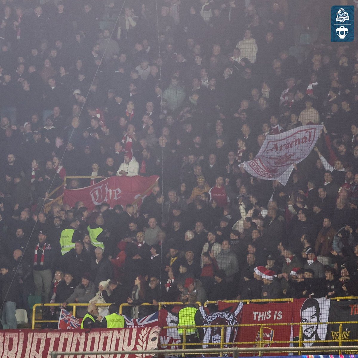 Les supporters d'Arsenal qui chantent le fameux "𝗧𝗨 𝗦𝗘𝗥𝗔𝗦 𝗩𝗜𝗥𝗘́ 𝗗𝗘𝗠𝗔𝗜𝗡 𝗠𝗔𝗧𝗜𝗡" à l'attention d'Igor Tudor... qui vivait ce soir 𝘀𝗼𝗻 𝗽𝗿𝗲𝗺𝗶𝗲𝗿 𝗺𝗮𝘁𝗰𝗵 sur le banc de Tottenham ! 😂😂

Juste énorme !