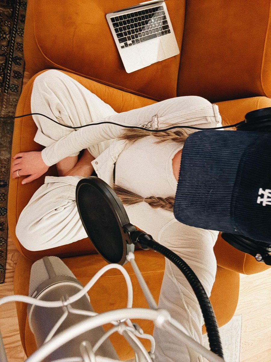 KelseaBallerini's tweet image. no suit 👩‍🚀❤️