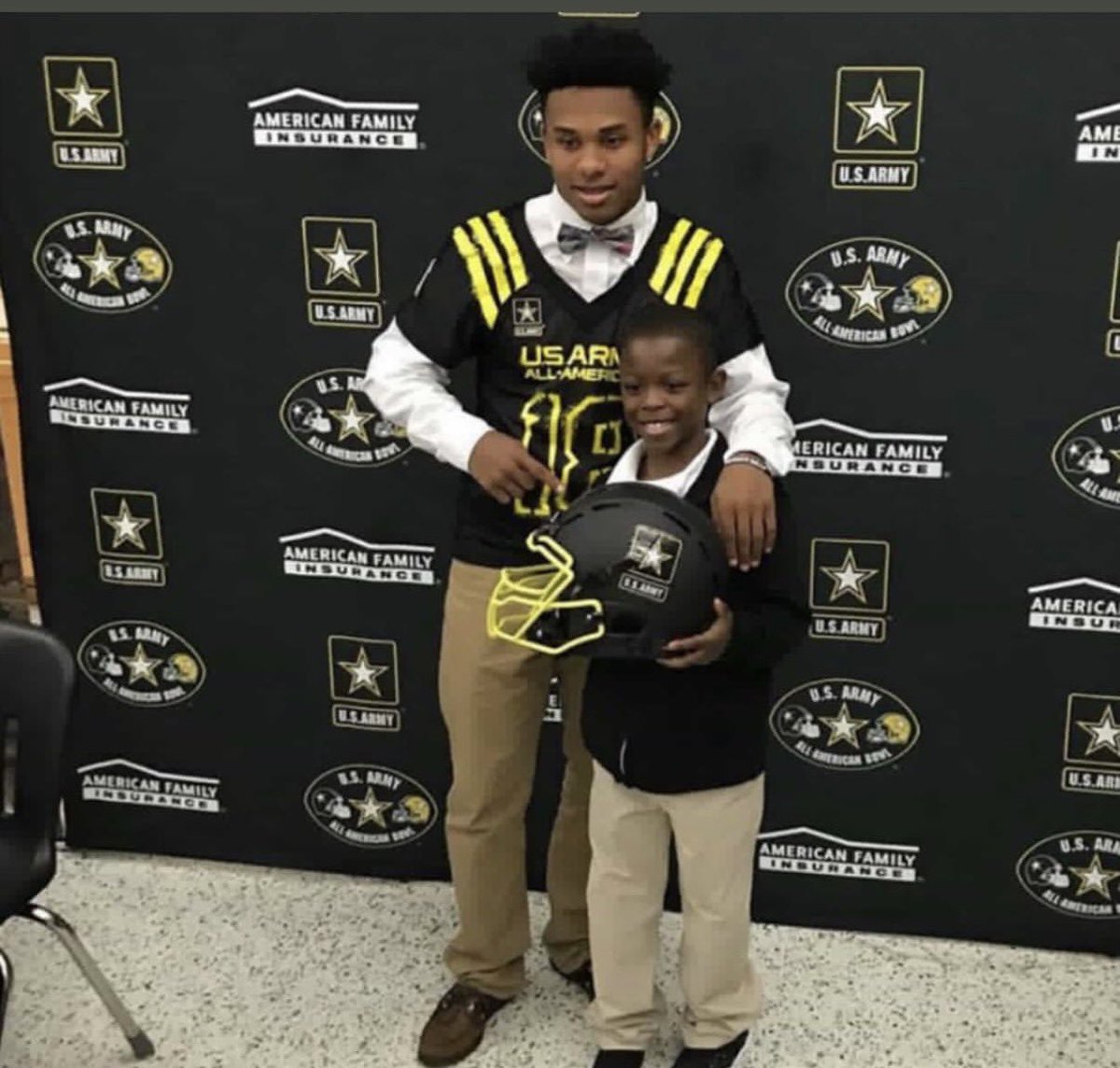 JaHeisman's tweet photo. 😢💔 First Role Model in this game called football 🏈 #LongLiveRondale https://t.co/8O2N2aUn8R