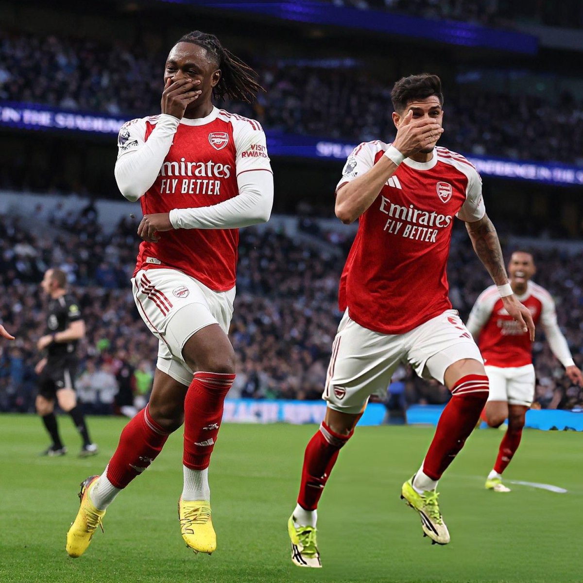 Arsenal fans let's celebrate that win by following each other!

Repost 🔁
Follow Me 🤝🏼
Comment ❤️❤️❤️ paint everywhere red and follow everyone that likes it.. Ensure to follow back if you were followed!