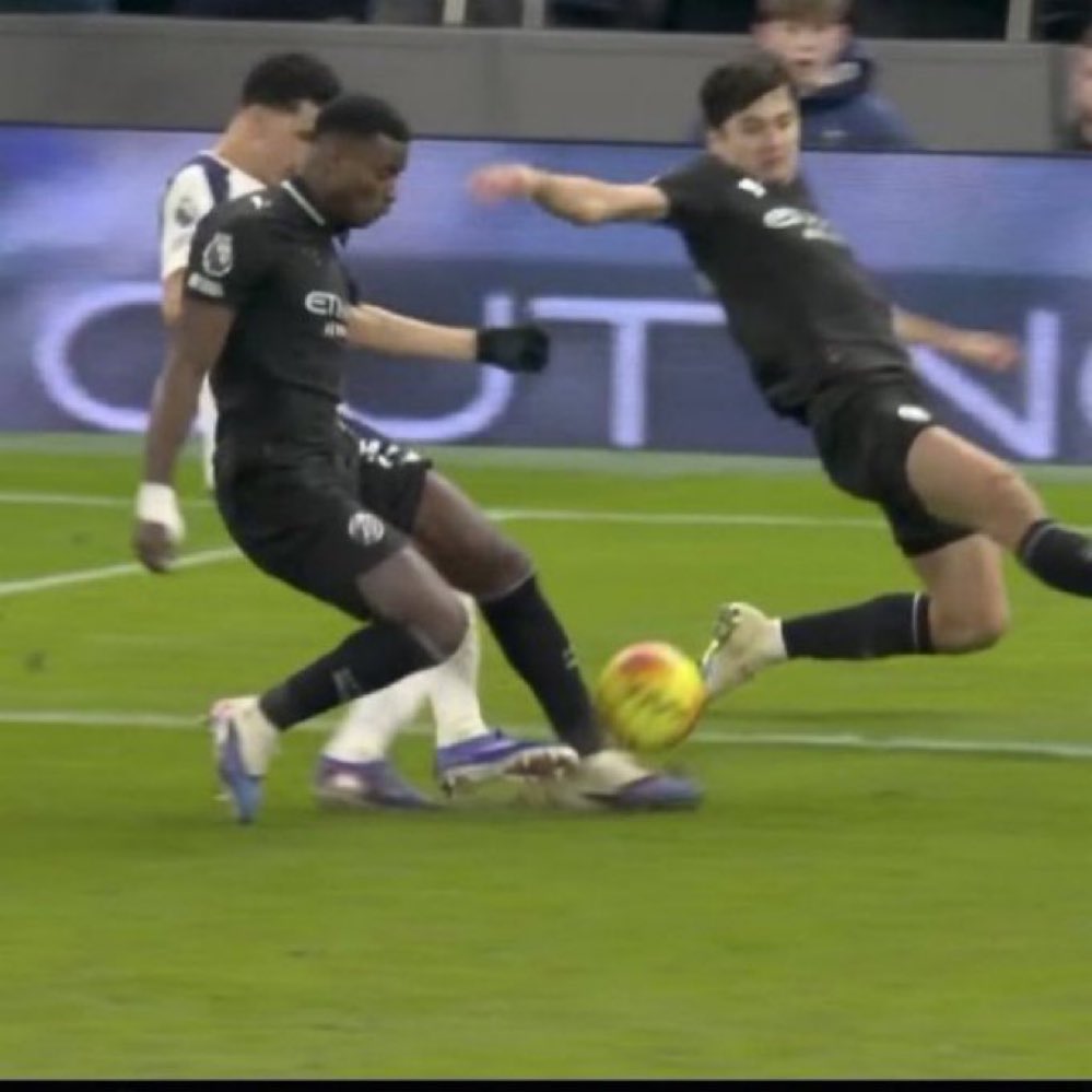 Priceless_MCI's tweet image. Solanke can do this to guehi, but Kolo Muani can’t touch Gabriel, this level of officiating is ridiculous
