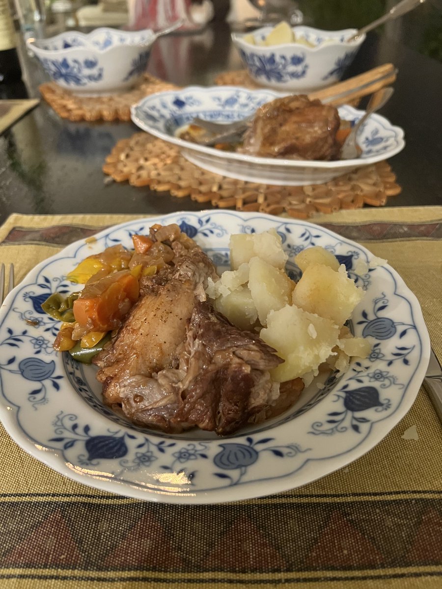 A late decision. Knive-optional brisket with some German additions from mine Liebling.