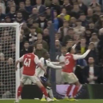 footballconfid1's tweet image. Spot the difference #2

Randal Kolo Muani hands on Gabriel… 👀
Gabriel hands on Cuti Romero… 👀

One goal was allowed to stand, the other wasn’t. Can you guess which?

Hint: It’s Spurs so f*ck ‘em!