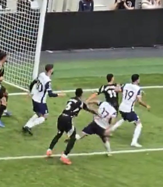 footballconfid1's tweet image. Spot the difference #2

Randal Kolo Muani hands on Gabriel… 👀
Gabriel hands on Cuti Romero… 👀

One goal was allowed to stand, the other wasn’t. Can you guess which?

Hint: It’s Spurs so f*ck ‘em!