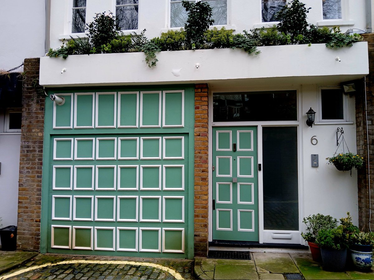 DoorsNo3828's tweet photo. A "Mews Street" in #London
Near #RegentsPark .....making the most of their small frontage ๐
#nocontextdoors #dailydoor #doors https://t.co/6d2ximrc1v