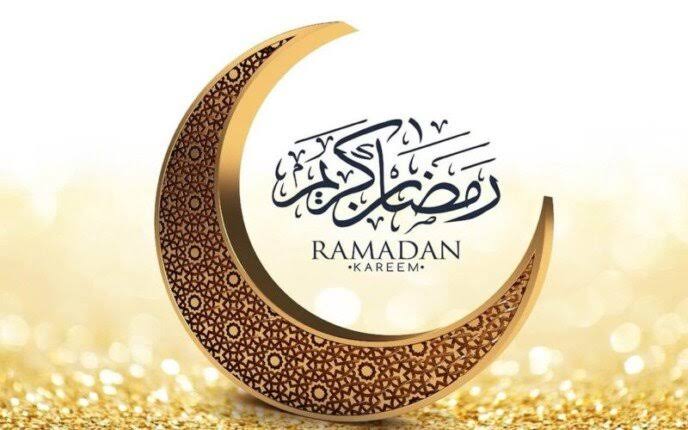 ماه رمضان، ماه بازگشت است؛
بازگشت به خویشتن، به سکوتی که در آن صدای خدا شنیده می‌شود.
در هیاهوی دنیا، این ماه فرصتی‌ست برای آرام شدن و دوباره ساختن خویش. 🌙🤍
#جشن_رمضان
#ماه_کریمان