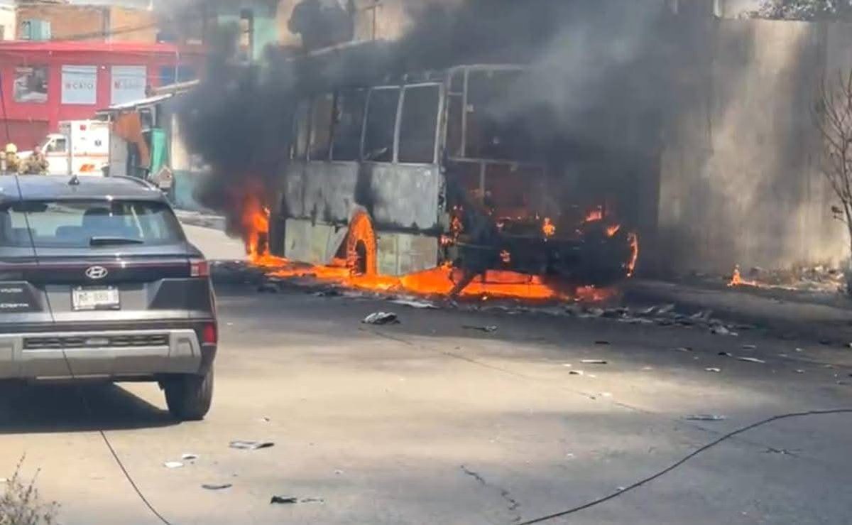atzin_luna's tweet photo. La violencia que ha provocado la muerte del líder criminal #ElMencho ha alcanzado hasta el Istmo de Tehuantepec.
Camiones incendiados, bloqueos carreteros en Juchitán, El Espinal, Ciudad Ixtepec, San Blas Atempa, Matías Romero, ésto es terrible. https://t.co/8vlYnh2M5v