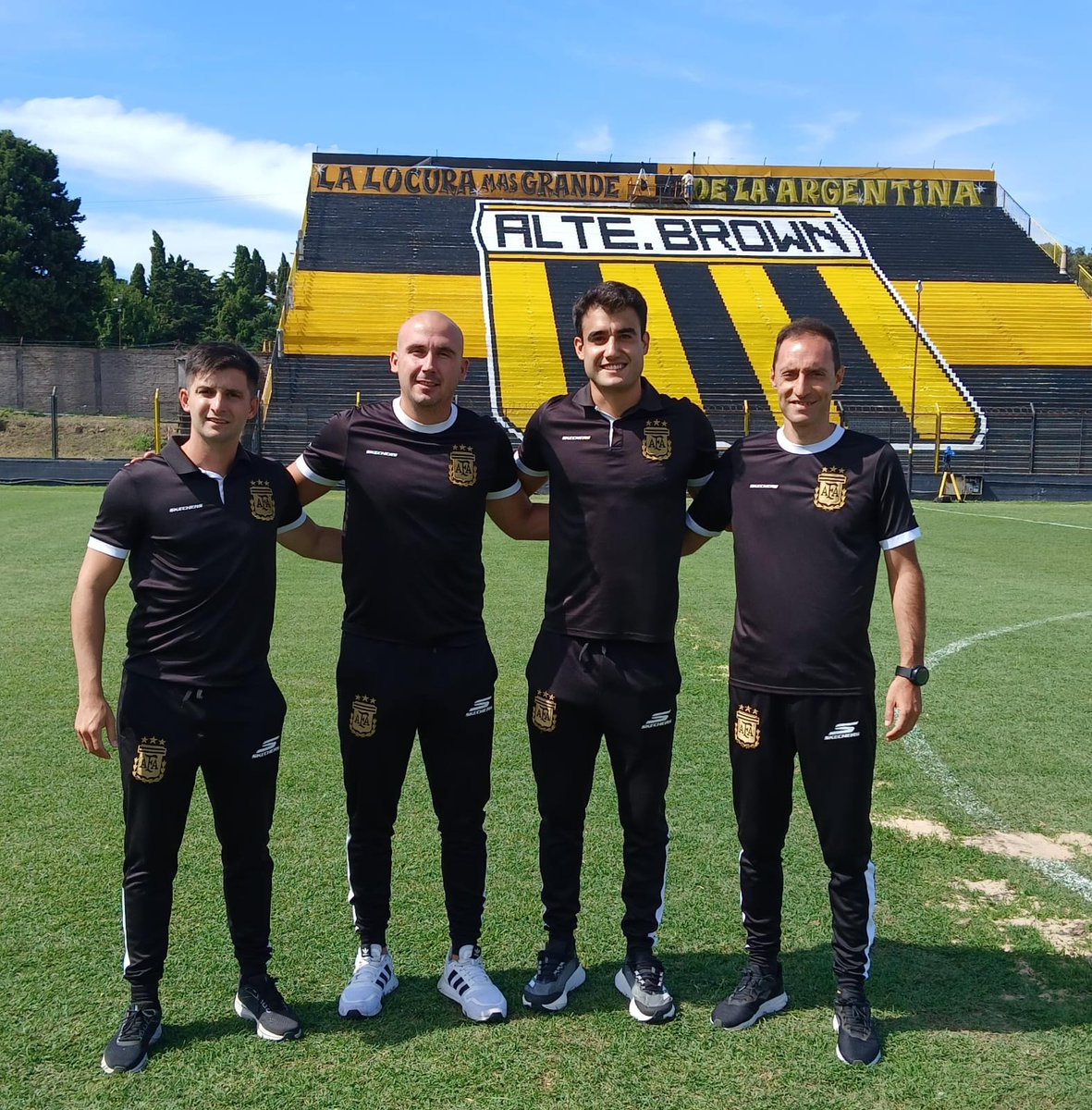 #PrimeraNacional A partir de las 17:00 hs en el #FragataSarmiento se enfrentarán #AlmiranteBrown vs #AllBoys, con el arbitraje de Julián Jerez, Línea 1: Agustín Mendez,  Línea 2: Federico Pomi y Cuarto arbitro: Alejandro Porticelli 
<a href="/ElAscensox3/">El Ascenso x3</a>