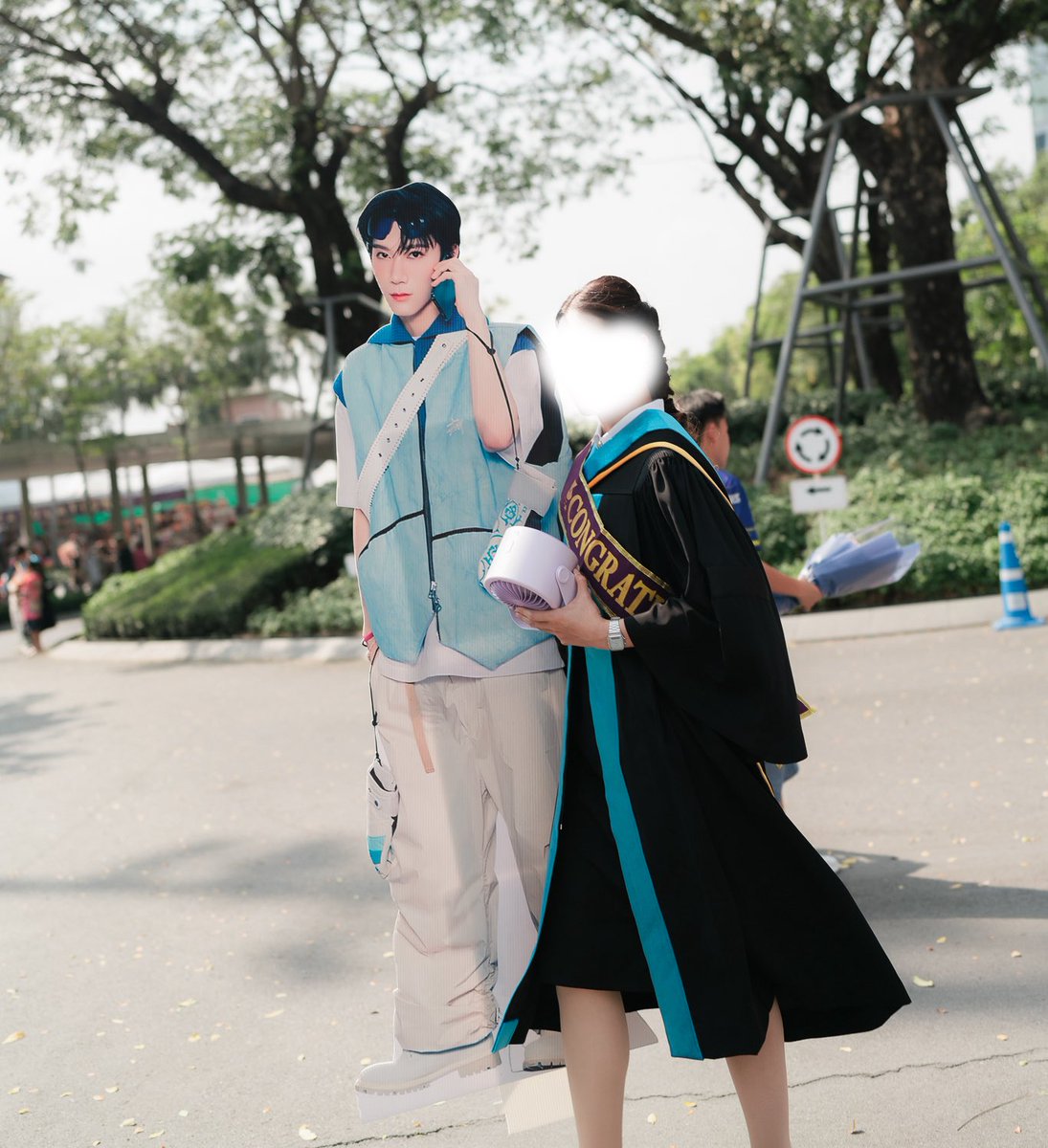 เด็กน้อยคนนี้พยายามมาตลอด จนในที่สุดก็มาถึงจุดหมายสำคัญครั้งหนึ่งในชีวิตนั่นคือการเรียนจบในชั้นมหาวิทยาลัยแล้วค่ะพี่เตนล์ นอกจากครอบครัว ก็มีพี่เตนล์เป็นแรงผลักดันให้หนูก้าวต่อไปได้ในวันที่เหนื่อย ท้อ และหมดกำลังในการใช้ชีวิต.