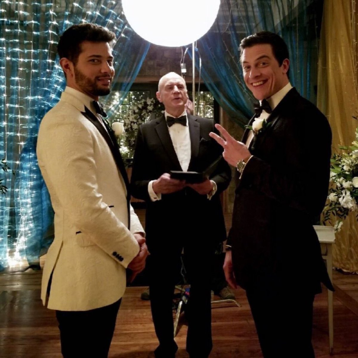 Henrysouzah's tweet image. Mais um acerto da CW foi terem transformado a Sammy Jo (Samantha Jones), em um homem gay no remake (Samuel Jones).

Faz muito mais sentido por conta da orientação sexual do Steven. Em ambas as versões ele é gay, mas no original ele transava normalmente com mulheres (?).
#Dynasty