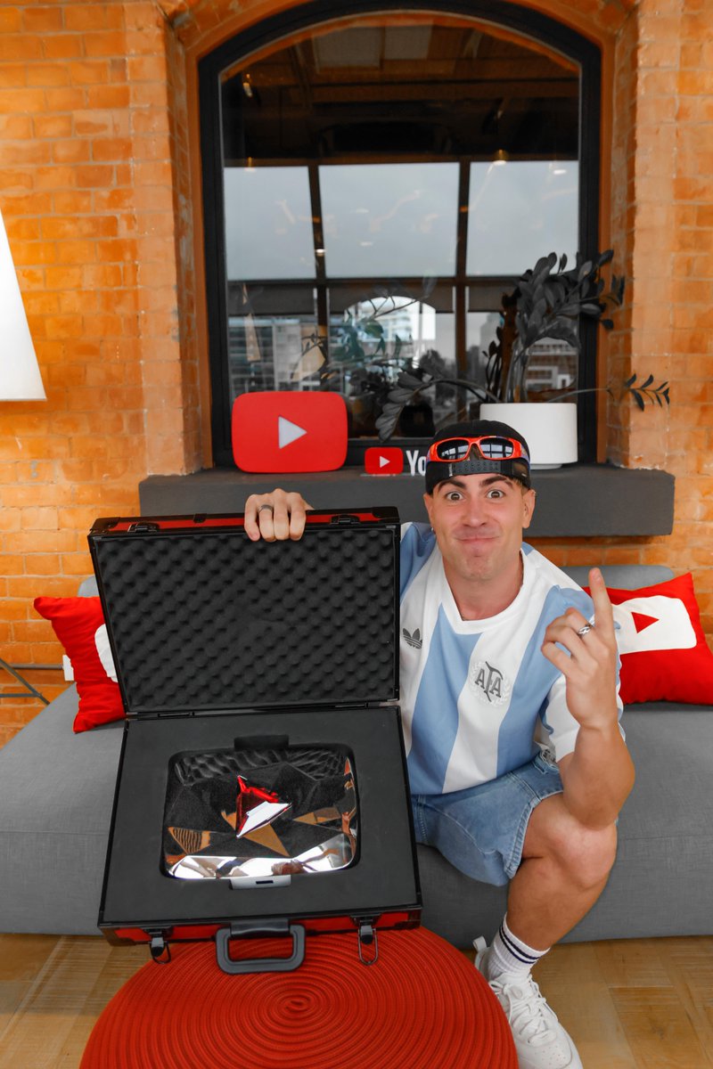 googleargentina's tweet photo. ¡El talento argentino, en lo más alto! 🇦🇷

@AlejoIgoa recibió su Botón de Creador Personalizado, un reconocimiento exclusivo para quienes superan los 100M de suscriptores. 

Ya es oficialmente el canal de habla hispana más grande del mundo. https://t.co/GG6vUJlRKH
