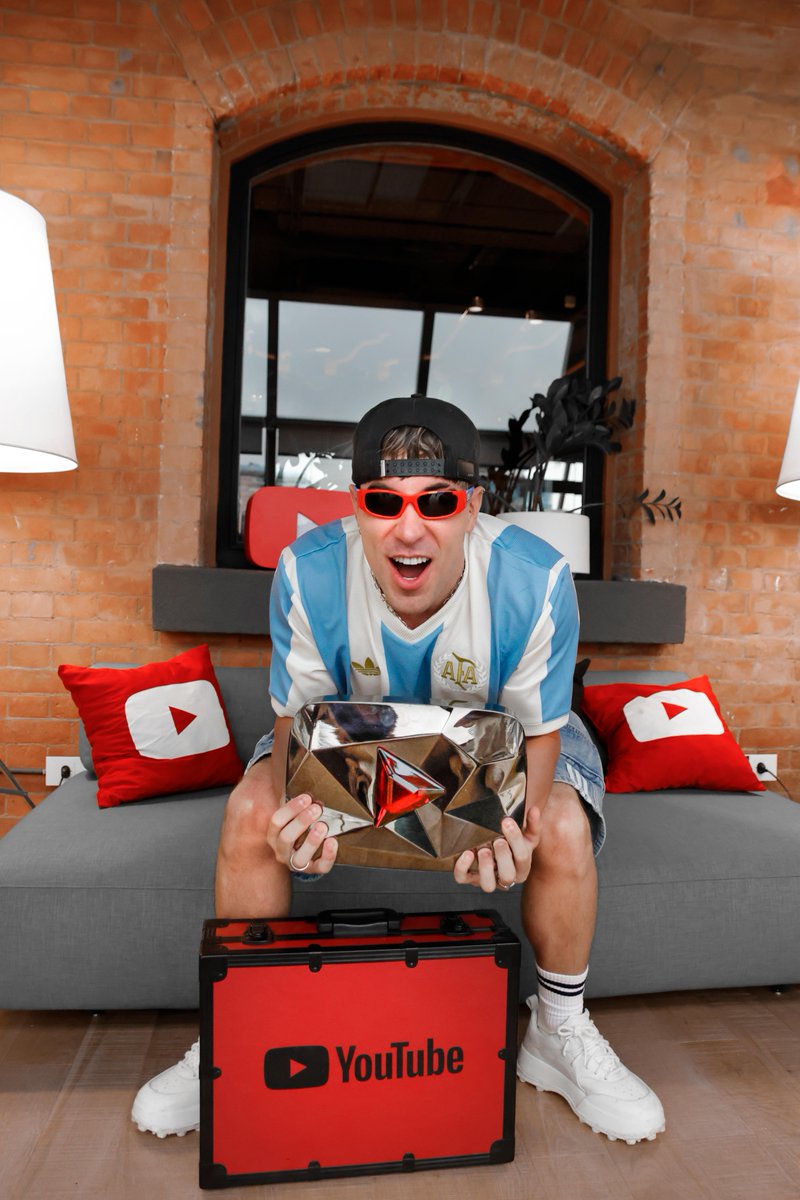 googleargentina's tweet photo. ¡El talento argentino, en lo más alto! 🇦🇷

@AlejoIgoa recibió su Botón de Creador Personalizado, un reconocimiento exclusivo para quienes superan los 100M de suscriptores. 

Ya es oficialmente el canal de habla hispana más grande del mundo. https://t.co/GG6vUJlRKH