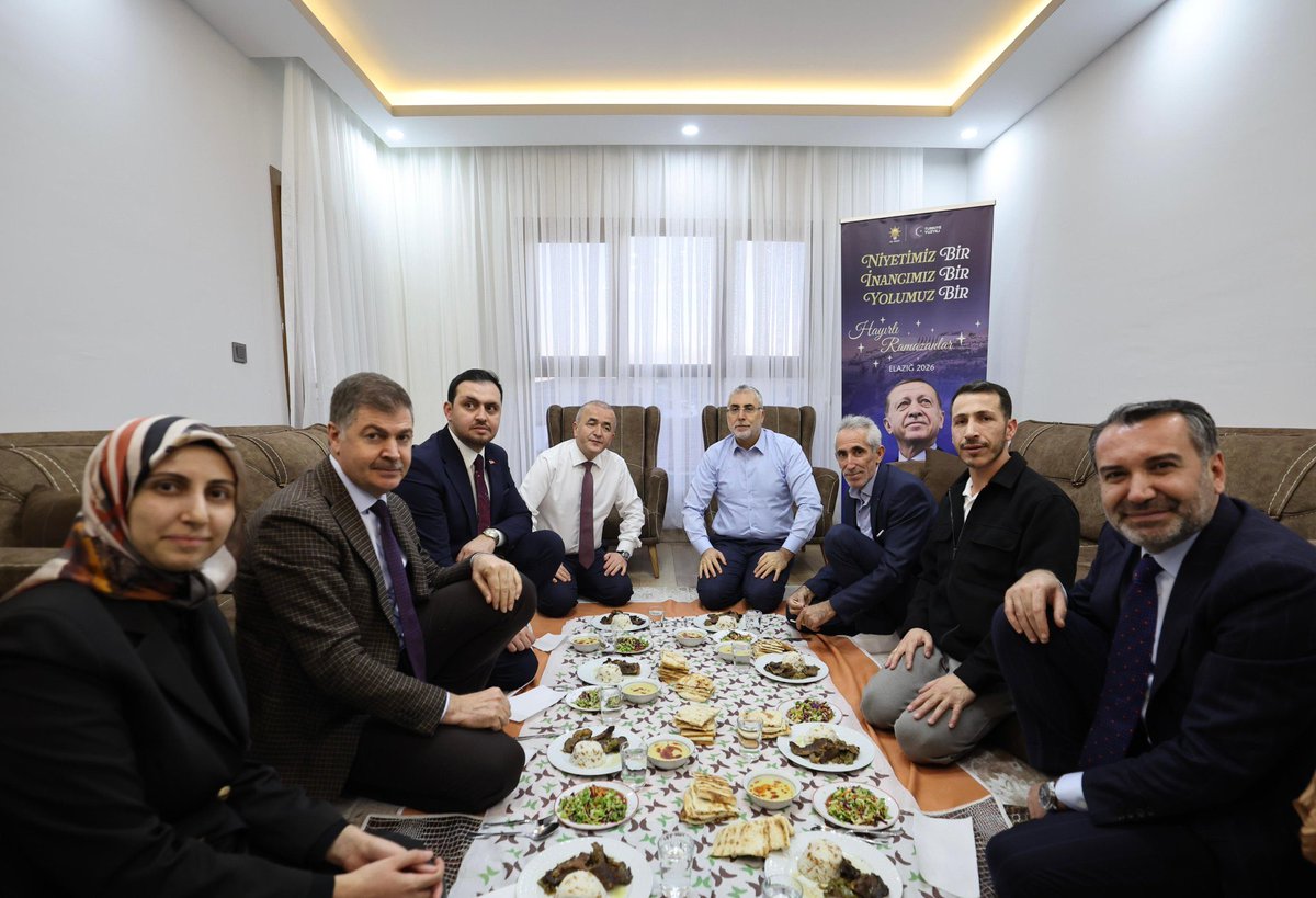 UmranMinas's tweet photo. Kartonpiyerler şık,
Led aydınlatma modern,perdeler modern,
Parkeler tamam,
Salon takımı eksiksiz...
Ama evde yemek masası yok herhalde, yer sofrası kurulmuş.
Sn bakan reklam panosu ile birlikte bir masa, altı sandalye hediye etmiştir inşallah 🙏 https://t.co/gHf7Zj9QNO